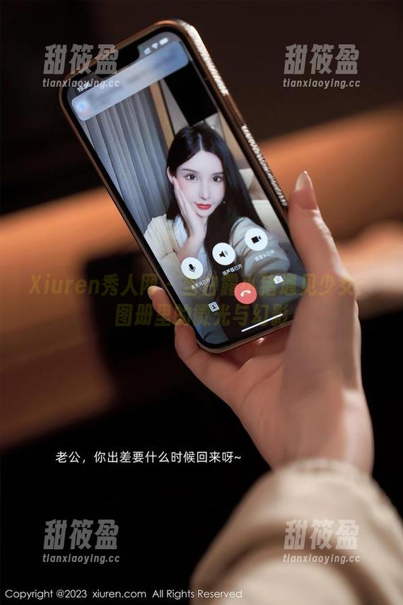Xiuren秀人网-白露小猪 Xiuren秀人网 - 当白露小猪遇见少女:图册里的微光与幻影