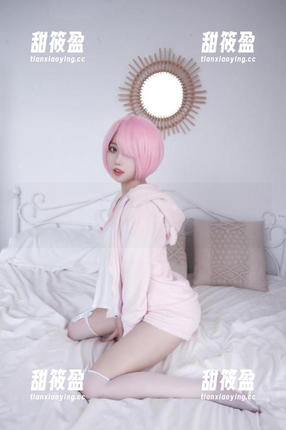 eloise软软 夏日神游套图:eloise软软在草地上的模样,仿佛时间都慢下来了,真是让人心醉。