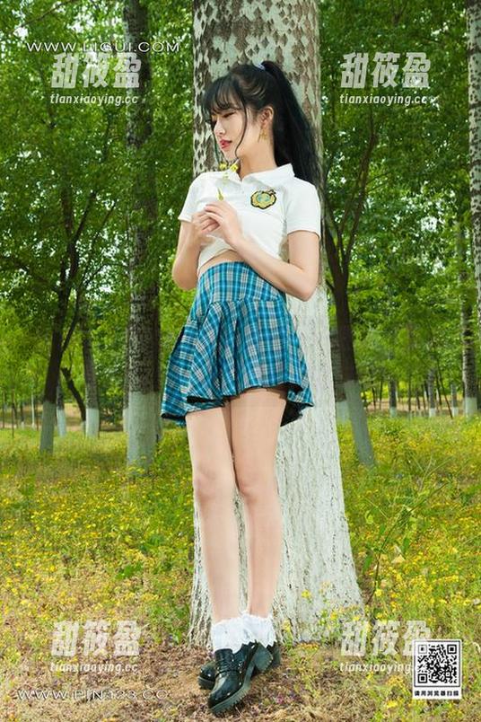 丽柜-可馨 丽柜 - 可馨的丝袜大冒险——最新写真集带你踏上一场灵魂和腿的对话!
