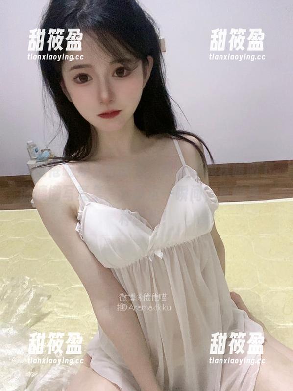 当倦倦喵穿上白睡衣，简直是晚秋暖阳下的慵懒写真集，分享这一瞬间，真的是一种奢侈！