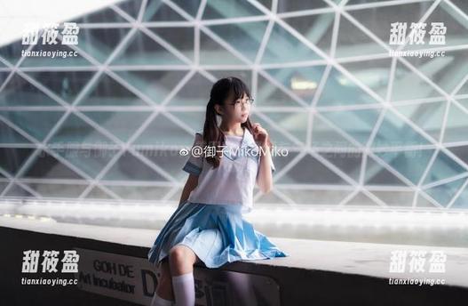 御子Yumiko 水手服与御子Yumiko:美图中的可爱与气场之间的微妙平衡!