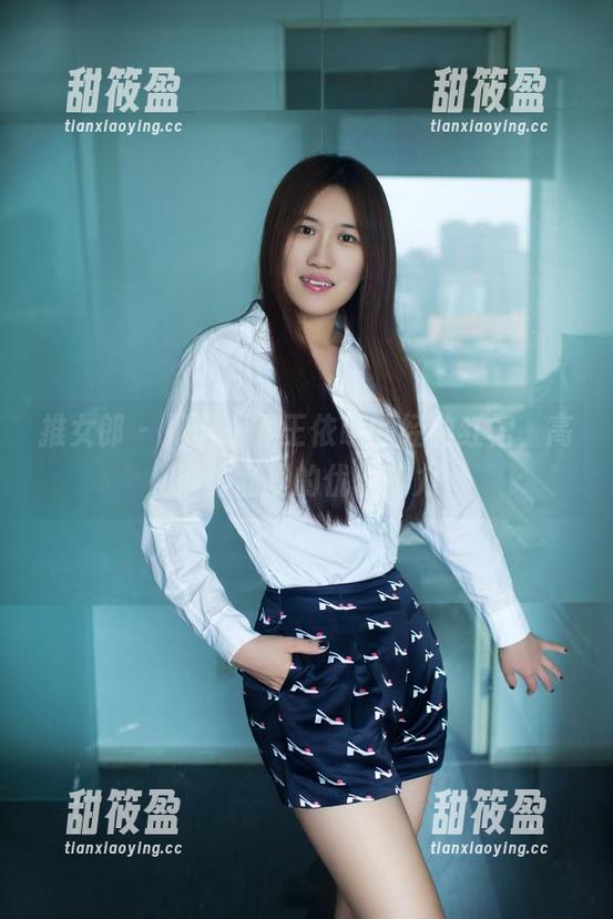推女郎-王依萌 推女郎 - 见识一下王依萌的经典红裙,高清作品里的优雅魔力