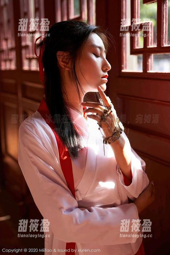 蜜桃社-冰露 蜜桃社 - 冰露在线:裤里丝图集,宛如清晨的露水,微妙又不经意!