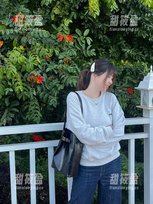闪月半 女仆的气质,闪月半将其发挥到极致,原图简直像是梦中情景。